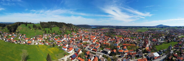 Luftbild von Peiting mit Blick auf die Kirche St. Michael, Bayern, Deutschland.