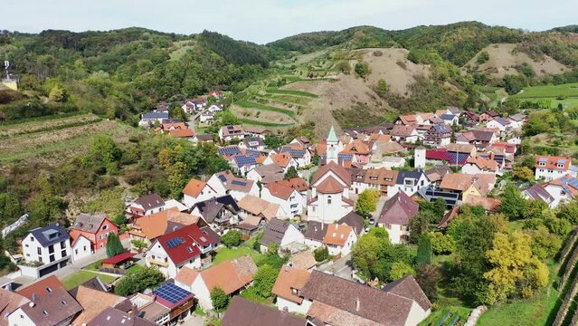 Drohnen Luftaufnahme von Schelingen am Kaiserstuhl mit Blick auf die Weinberge. Schelingen, Vogtsburg am Kaiserstuhl, Breisgau, Schwarzwald, Freiburg, Baden-W&uuml;rttemberg, Deutschland.
