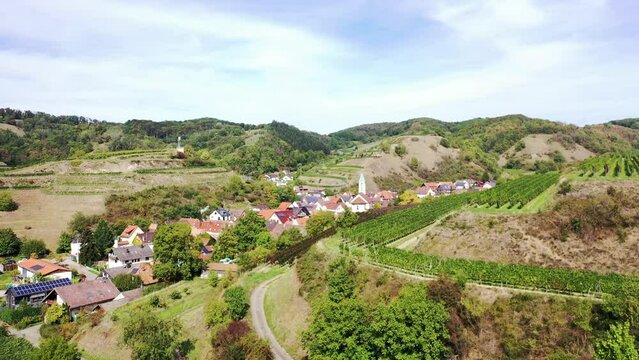 Drohnen Luftaufnahme von Schelingen am Kaiserstuhl mit Blick auf die Weinberge. Schelingen, Vogtsburg am Kaiserstuhl, Breisgau, Schwarzwald, Freiburg, Baden-W&uuml;rttemberg, Deutschland.