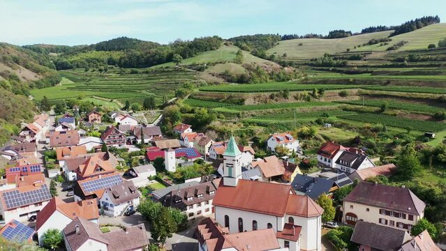 Drohnen Luftaufnahme von Schelingen am Kaiserstuhl mit Blick auf die Weinberge. Schelingen, Vogtsburg am Kaiserstuhl, Breisgau, Schwarzwald, Freiburg, Baden-W&uuml;rttemberg, Deutschland.