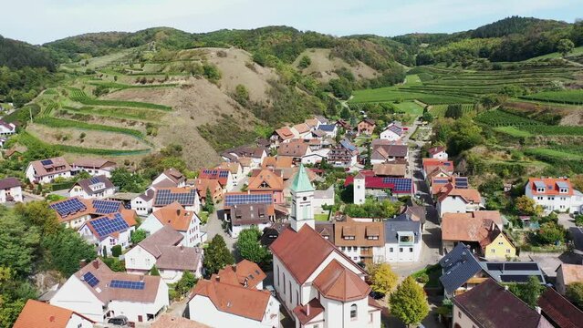 Drohnen Luftaufnahme von Schelingen am Kaiserstuhl mit Blick auf die Weinberge. Schelingen, Vogtsburg am Kaiserstuhl, Breisgau, Schwarzwald, Freiburg, Baden-W&uuml;rttemberg, Deutschland.