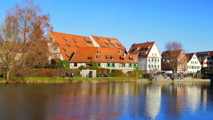 Altenheim und Wohnhäuser idyllisch gelegen entlang des Neckar in Rottenburg unter blauem Himmel