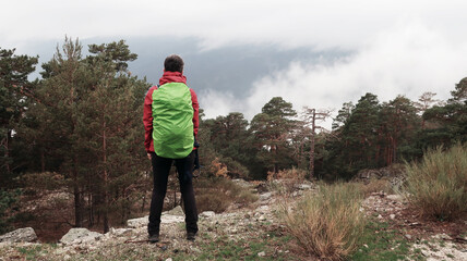 Obraz premium Mujer en la montaña con nubes