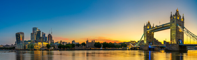 Fototapeta na wymiar Tower Bridge panorama at sunrise in London