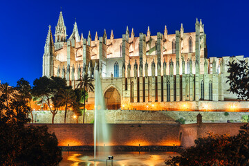 Illuminated Cathedral La Seu at twilight, Palma de Mallorca © Wolfgang Jargstorff