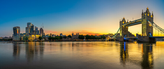 Fototapeta premium Tower Bridge panorama at sunrise in London