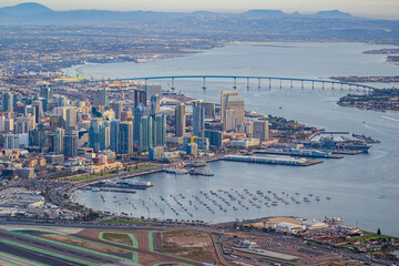 Downtown San Diego Intentional Airport Skyline Photography - obrazy, fototapety, plakaty