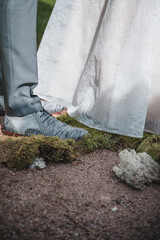 schuhe von brautpaar auf moos