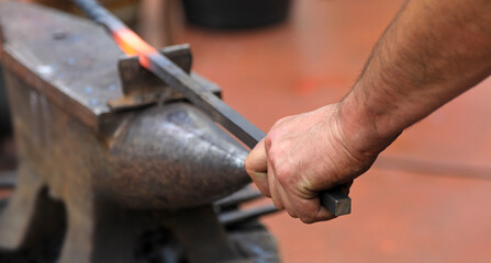 trabajador del hierro metal herrero forjador mano  4M0A8214-as23