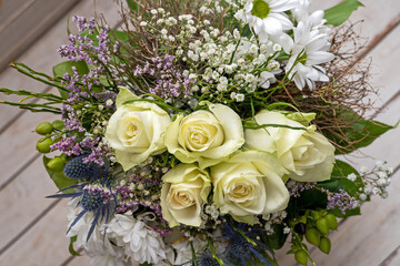 Blumenstrauß mit weißen Rosen