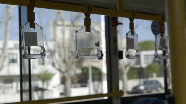 Manijas o agarres para usuarios del medio de transporte, bus, colectivo, omnibus urbano 
