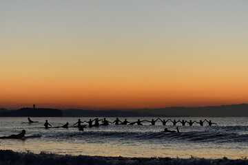 初日の出を待つサーファー（シルエット）