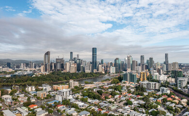 Brisbane city skyline and river is seen on a summer morning. - obrazy, fototapety, plakaty