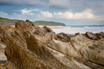 Fototapeta na wymiar Mar e rochas numa paisagem de tirar o fôlego