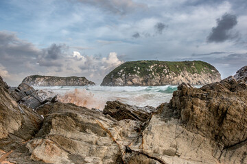 Mar e rochas numa paisagem de tirar o fôlego