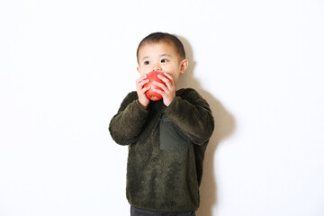 りんごを持った少年。男の子。