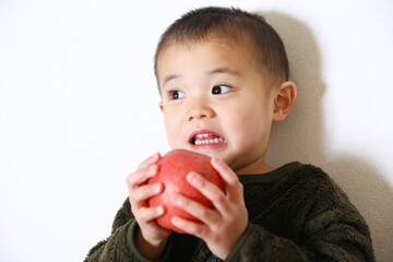 りんごを持った少年。男の子。