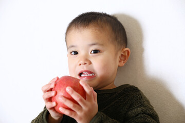 りんごを持った少年。男の子。
