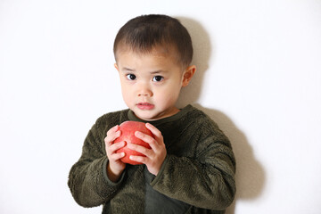 りんごを持った少年。男の子。