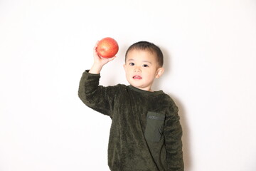 りんごを持った少年。男の子。