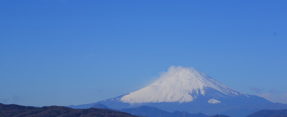 冬の青空と冠雪した富士山の冬景色