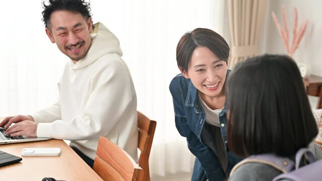 朝の学校にいってらっしゃい（おかえり）をする子供	