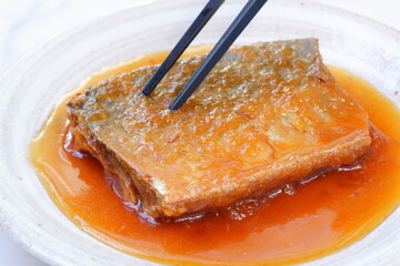 三枚おろしにした新鮮なサバをじっくり煮込んだ、鯖の大根おろし煮