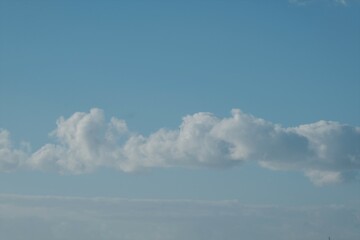 Nuages poussés par le vent .