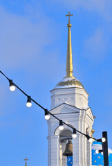 Fototapeta na wymiar Light garland on the city square on a winter day
