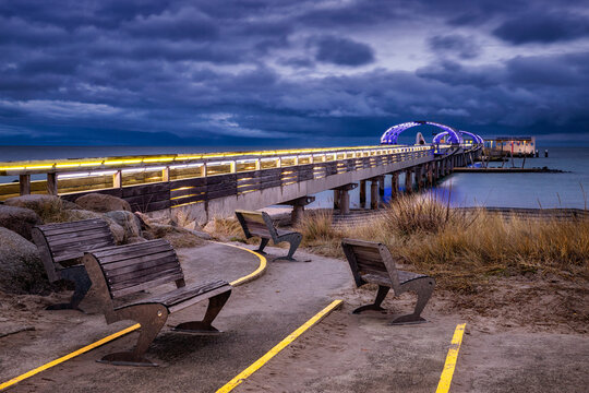 beleuchtete Seebr&uuml;cke in Kellenhusen am Abend