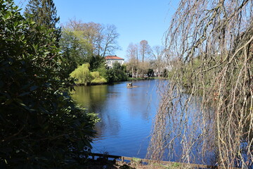 Frühlingserwachen in einem Park im Zentrum von Oldenburg in Niedersachsen	