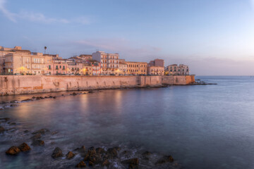 Obraz premium Syracuse Sicily. The dawn of a new day on the beautiful seafront of Ortigia