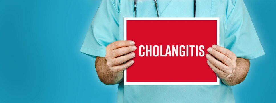 Cholangitis (Gallengangsentzündung). Arzt zeigt rotes Schild mit medizinischen Wort. Blauer Hintergrund.