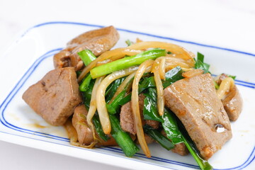 豚レバーをたっぷり使った健康的なレバニラ炒め