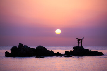 大分県杵築市の奈多海岸に昇る初日の出