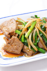 豚レバーをたっぷり使った健康的なレバニラ炒め