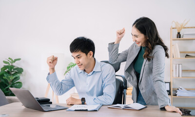 Obraz premium Asian business people working as a good team in the office. Successful teamwork in a meeting, workplace concept.