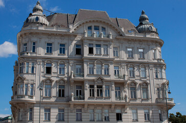 Obraz premium Facade of historical buildings in the old town of Vienna, Austria, Central Europe. Ornaments and patterns of white houses, architectural background. Exterior view of luxury and elegant neighborhood.