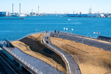 横浜港に停泊中のクルーズ客船から見た横浜大さん橋