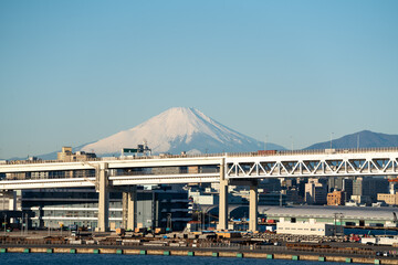 クルーズ客船から見る富士山と横浜ベイブリッジ