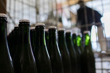 Des bouteilles en verre remplies de cervoise sont stockées le jour de la mise en bouteilles.