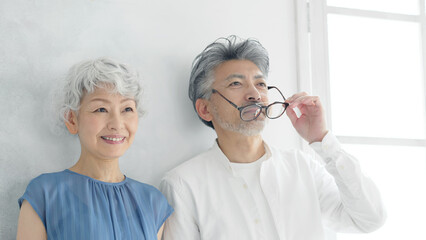 メガネをかけたシニアカップル