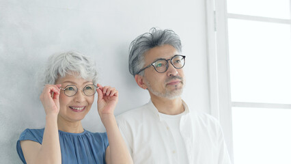 メガネをかけたシニアカップル