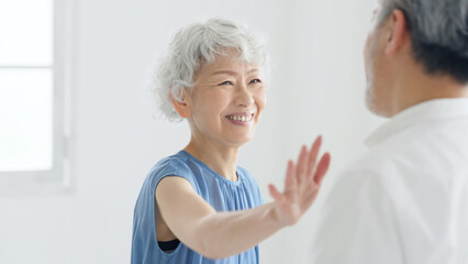 Obraz premium 会話するシニアカップル