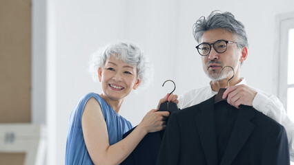 洋服を選ぶシニア男女