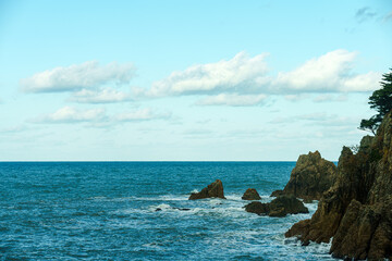 冬の晴れた日の日本海と岩場