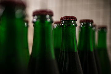Des bouteilles de cervoise sont stockées dans une brasserie artisanale. 
