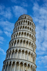 Fototapeta premium Torre di Pisa leaning tower top on beautiful blue sky (Italy)