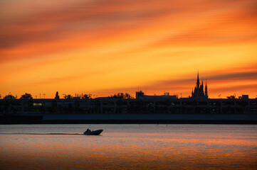 Fototapeta premium 東京都江戸川区 葛西臨海公園から望む日の出直後のシンデレラ城