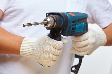 man holding a cordless screwdriver in his hand.